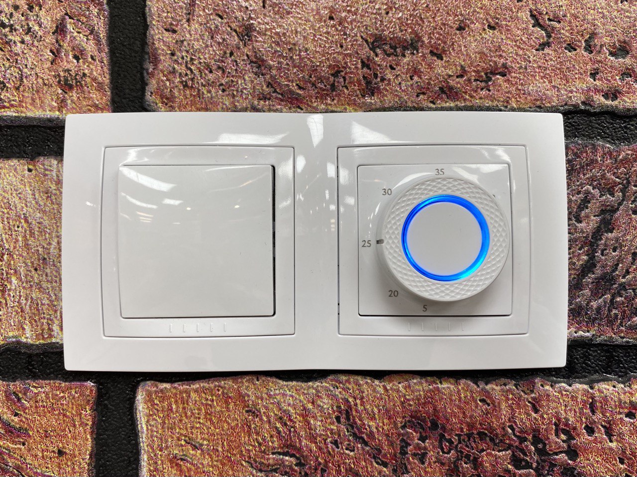 Сочетание выключателя и регулятора теплого пола в одной рамке Unic.